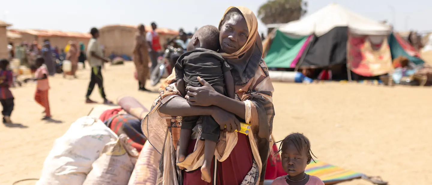 Krieg im Sudan: Halima floh mit ihren Kindern. | © UNICEF/UNI951456/Dawod Krieg im Sudan: Mutter mit zwei Kindern